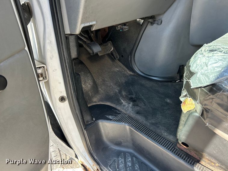 image for item EK3237 2007 Ford E350 Super Duty delivery truck