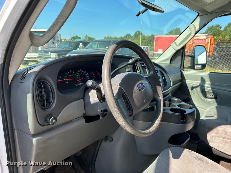 image for item EK3237 2007 Ford E350 Super Duty delivery truck