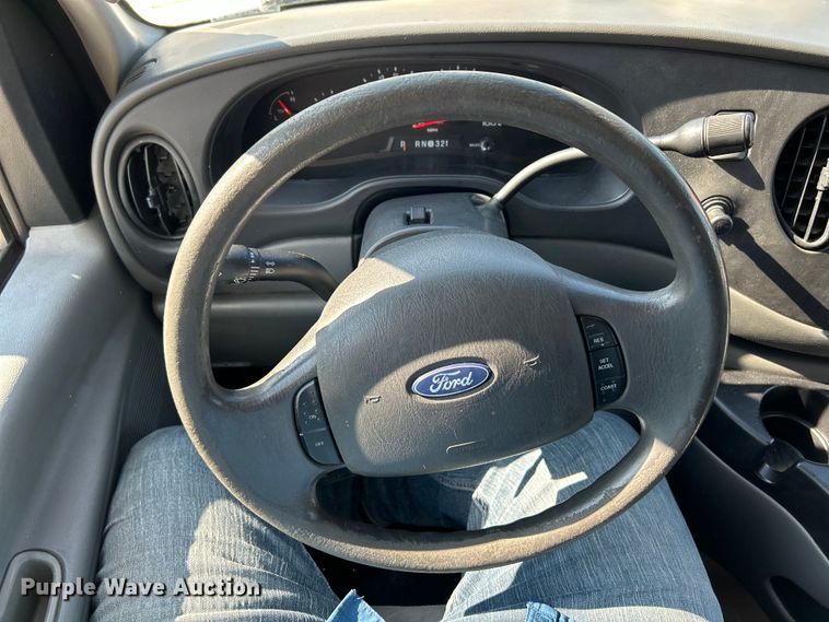 image for item EK3237 2007 Ford E350 Super Duty delivery truck