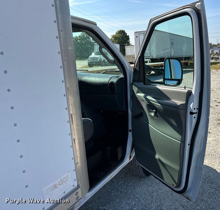 image for item EK3237 2007 Ford E350 Super Duty delivery truck