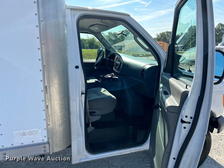 image for item EK3237 2007 Ford E350 Super Duty delivery truck
