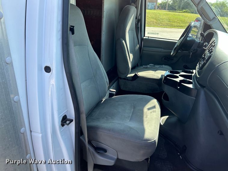 image for item EK3237 2007 Ford E350 Super Duty delivery truck