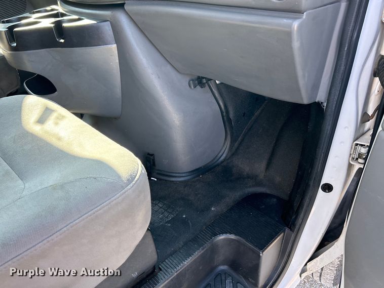 image for item EK3237 2007 Ford E350 Super Duty delivery truck