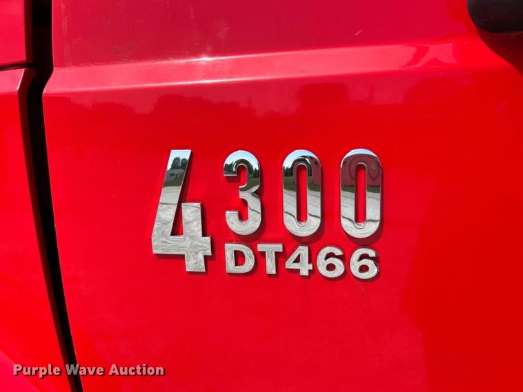 image for item EK3239 2005 International  4300 box truck