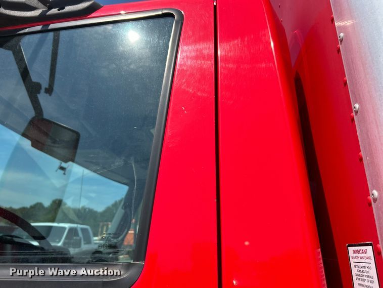 image for item EK3239 2005 International  4300 box truck