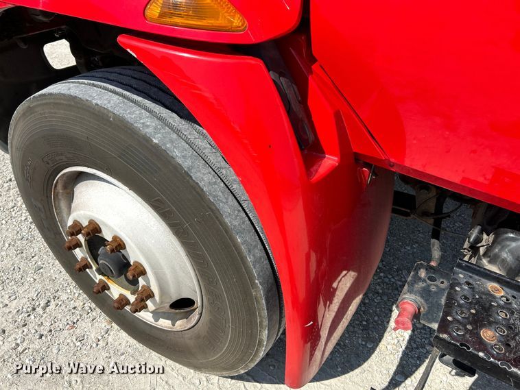 image for item EK3239 2005 International  4300 box truck