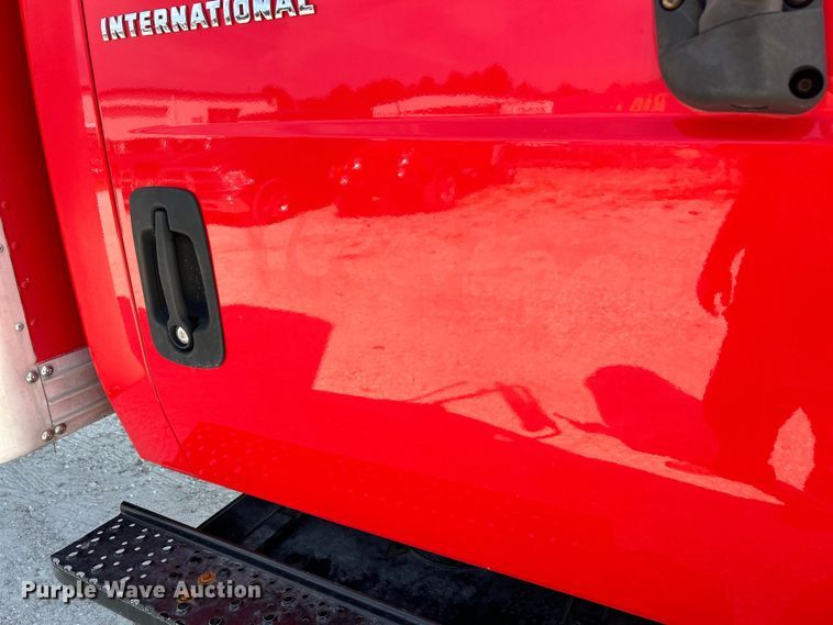 image for item EK3239 2005 International  4300 box truck