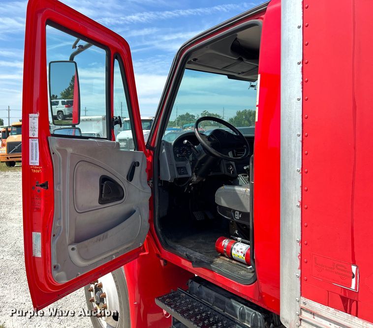 image for item EK3239 2005 International  4300 box truck