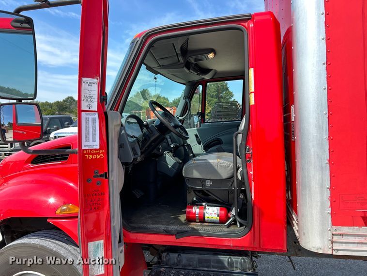 image for item EK3239 2005 International  4300 box truck