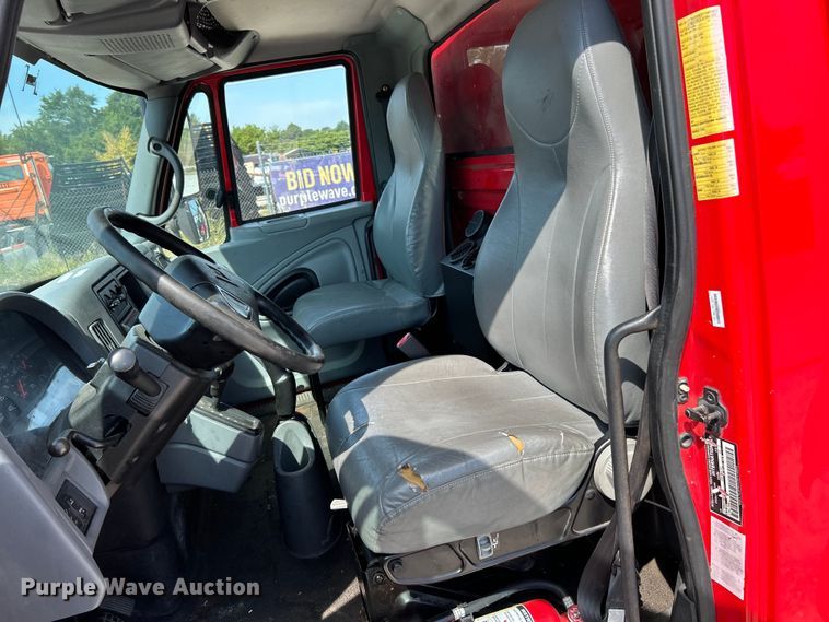 image for item EK3239 2005 International  4300 box truck