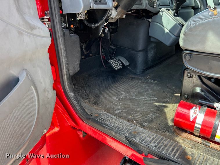 image for item EK3239 2005 International  4300 box truck