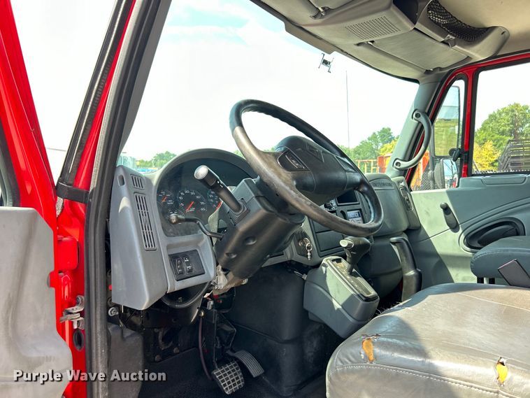 image for item EK3239 2005 International  4300 box truck