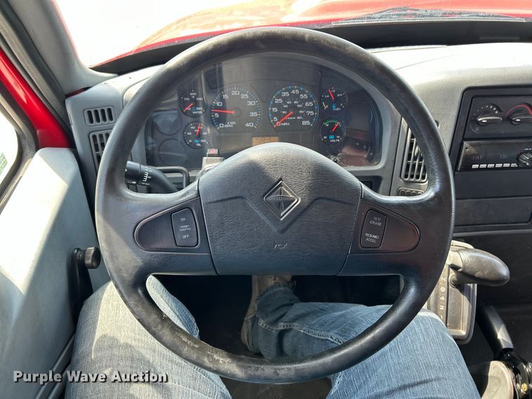 image for item EK3239 2005 International  4300 box truck