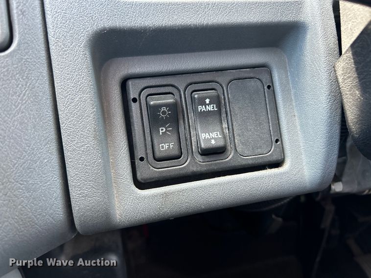 image for item EK3239 2005 International  4300 box truck