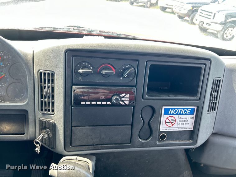 image for item EK3239 2005 International  4300 box truck