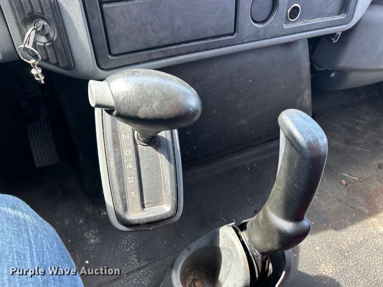 image for item EK3239 2005 International  4300 box truck