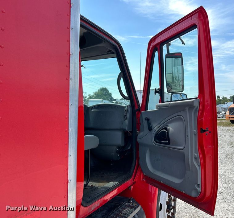 image for item EK3239 2005 International  4300 box truck