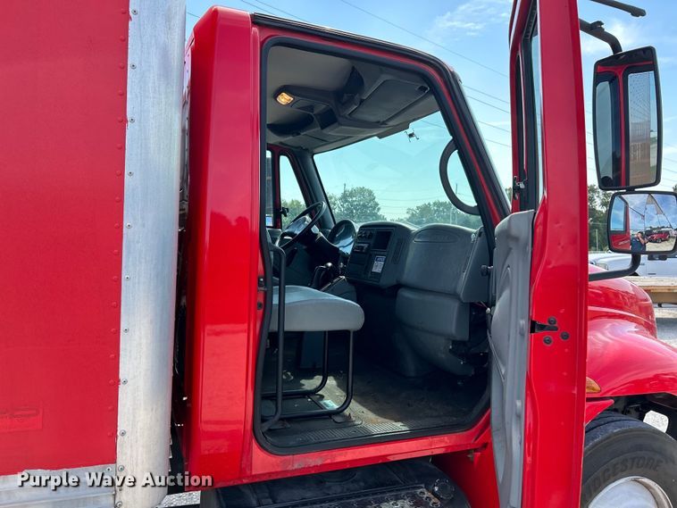 image for item EK3239 2005 International  4300 box truck