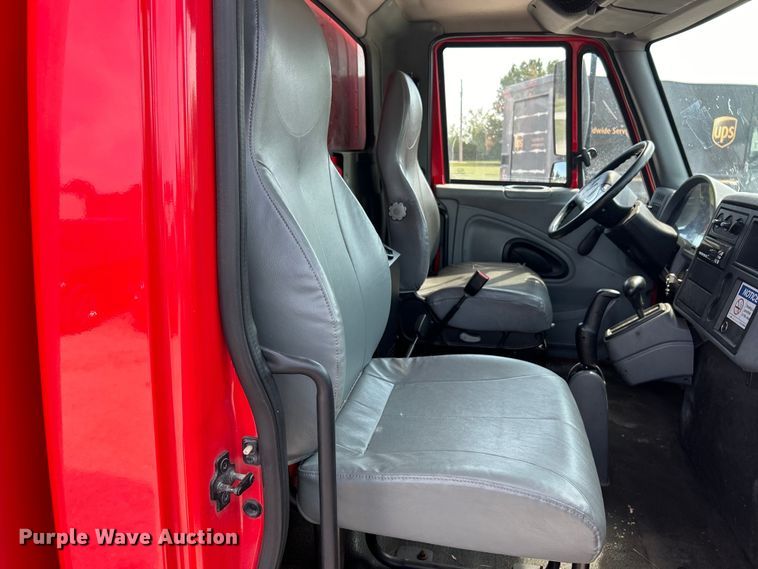 image for item EK3239 2005 International  4300 box truck