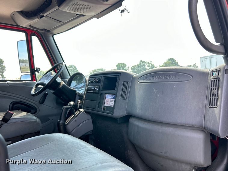 image for item EK3239 2005 International  4300 box truck