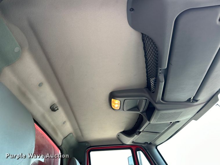 image for item EK3239 2005 International  4300 box truck