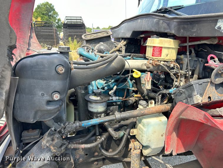 image for item EK3239 2005 International  4300 box truck