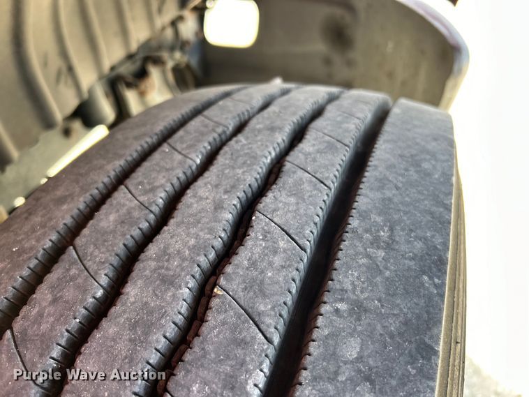 image for item EK3239 2005 International  4300 box truck