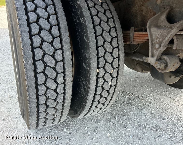 image for item EK3239 2005 International  4300 box truck