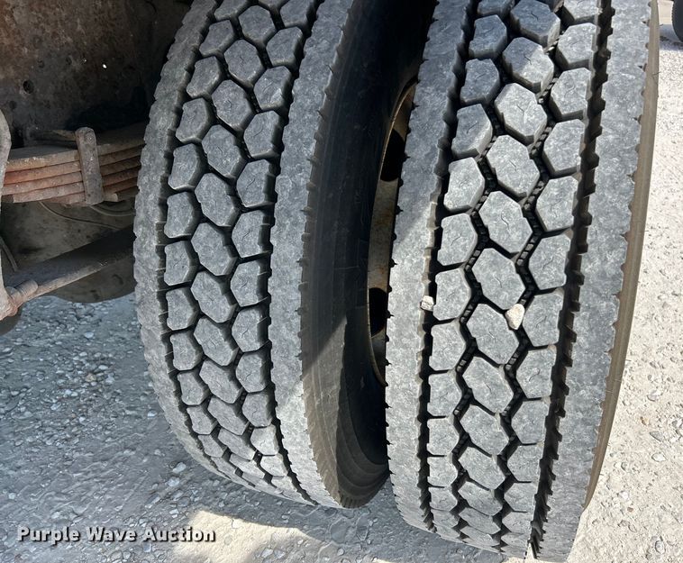 image for item EK3239 2005 International  4300 box truck