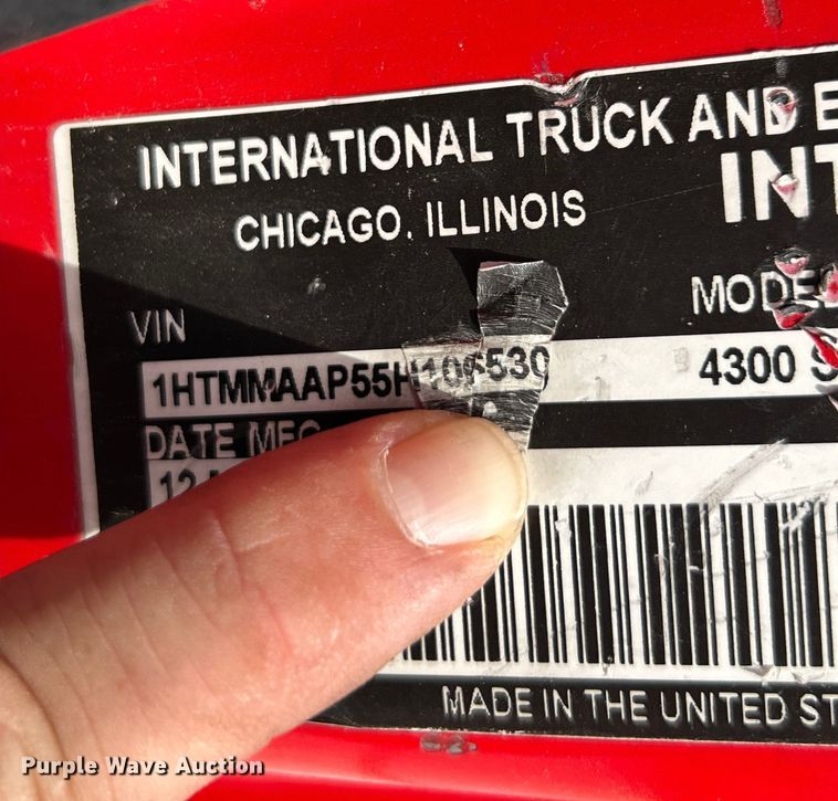 image for item EK3239 2005 International  4300 box truck