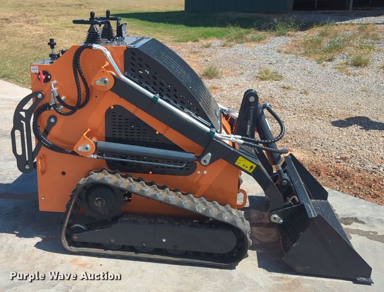 image for item EQ2140 LandHero LDH-T460 compact utility loader