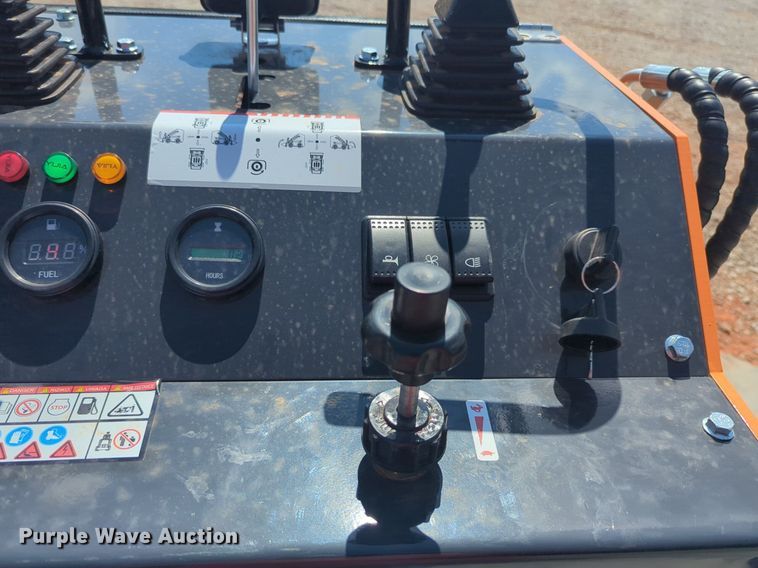 image for item EQ2140 LandHero LDH-T460 compact utility loader