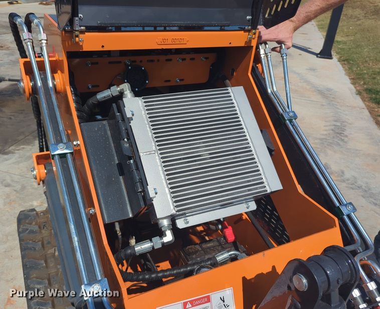 image for item EQ2140 LandHero LDH-T460 compact utility loader