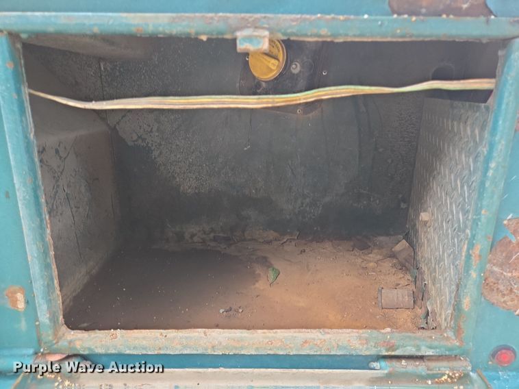 image for item EQ2501 2012 Ford F350 Super Duty XL flatbed pickup truck