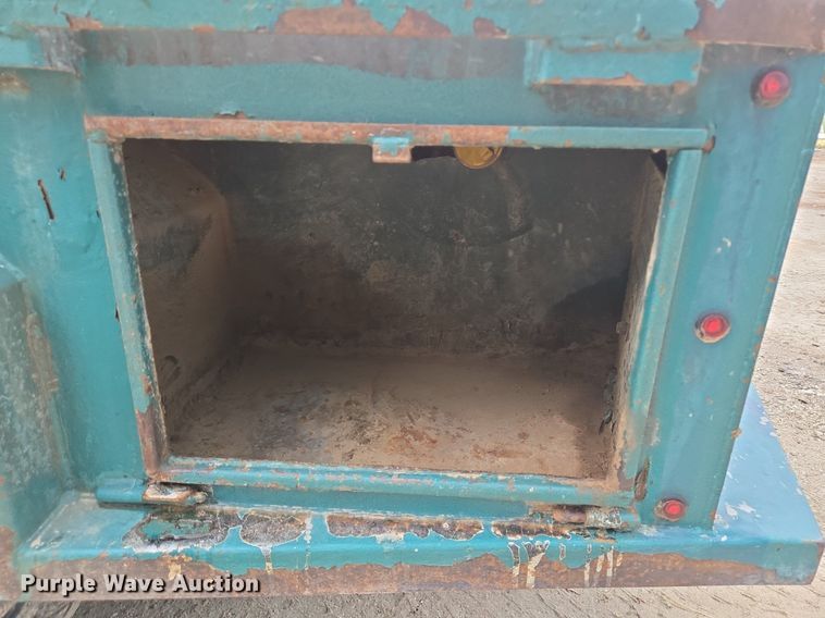 image for item EQ2503 2012 Ford F350 Super Duty XL flatbed pickup truck