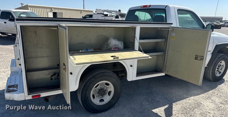 image for item IB9461 2007 GMC Sierra Classic 2500HD utility bed pickup truck