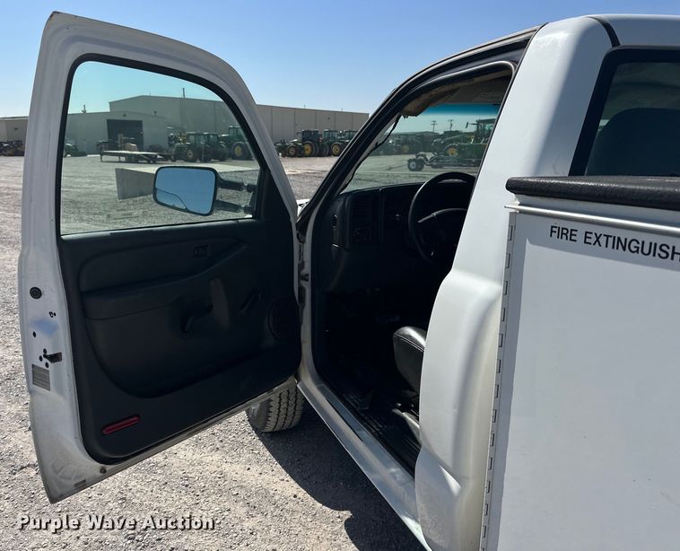 image for item IB9461 2007 GMC Sierra Classic 2500HD utility bed pickup truck