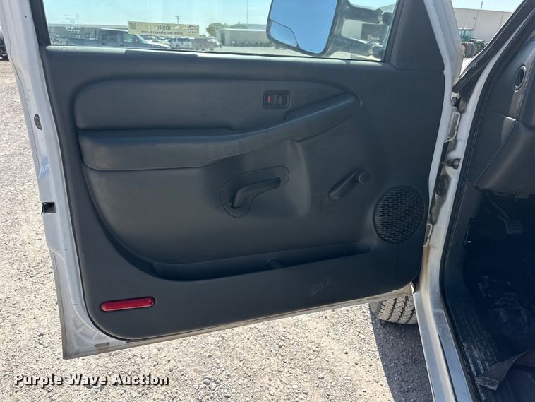 image for item IB9461 2007 GMC Sierra Classic 2500HD utility bed pickup truck