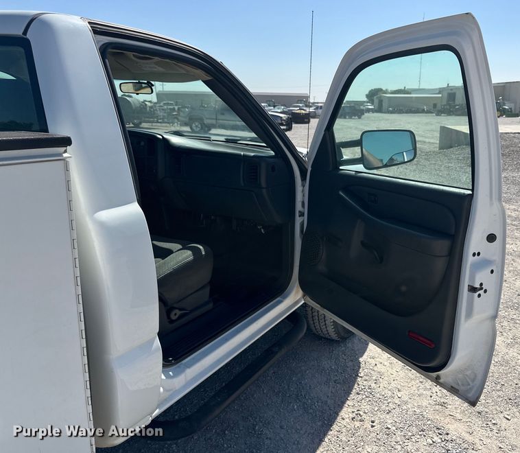 image for item IB9461 2007 GMC Sierra Classic 2500HD utility bed pickup truck