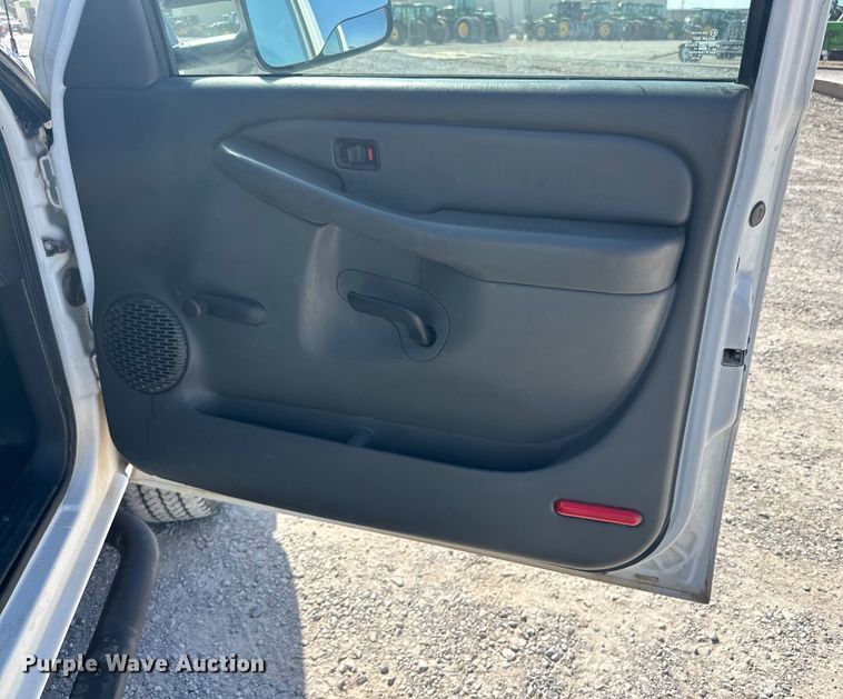 image for item IB9461 2007 GMC Sierra Classic 2500HD utility bed pickup truck