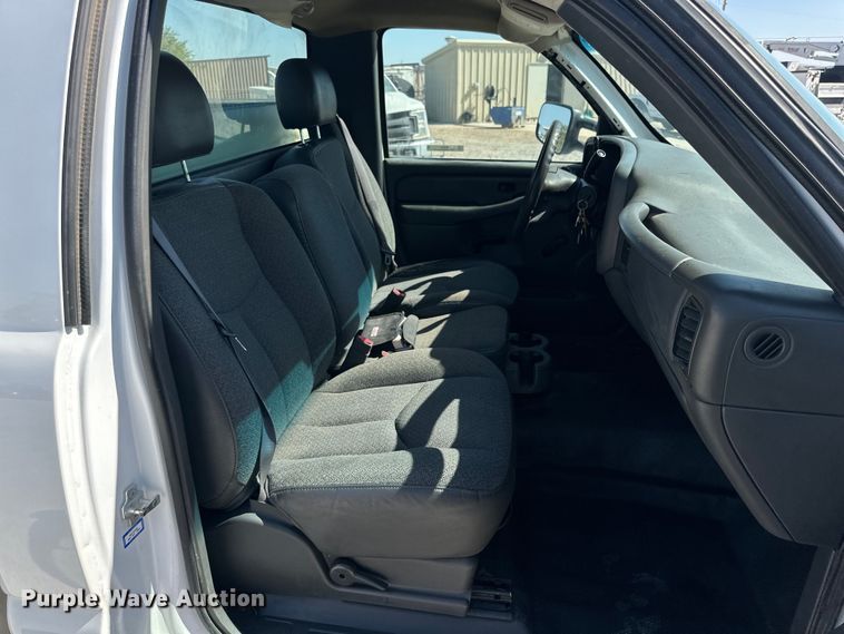 image for item IB9461 2007 GMC Sierra Classic 2500HD utility bed pickup truck