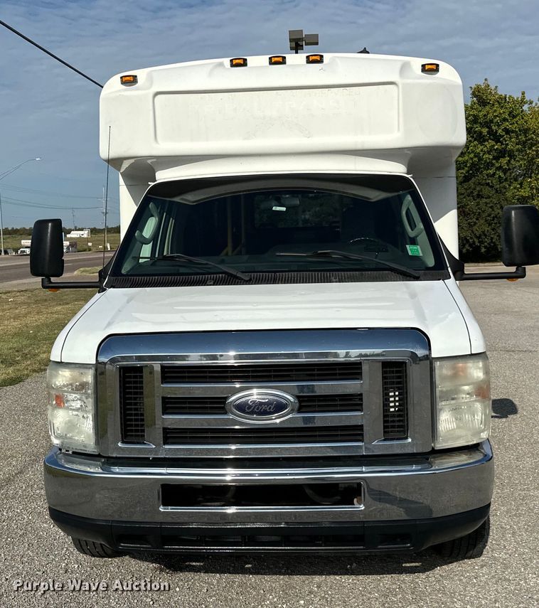 image for item IE9034 2013 Ford Econoline E450 shuttle bus