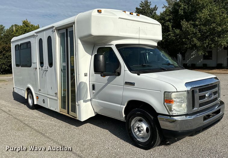 image for item IE9034 2013 Ford Econoline E450 shuttle bus