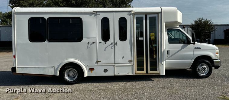 image for item IE9034 2013 Ford Econoline E450 shuttle bus