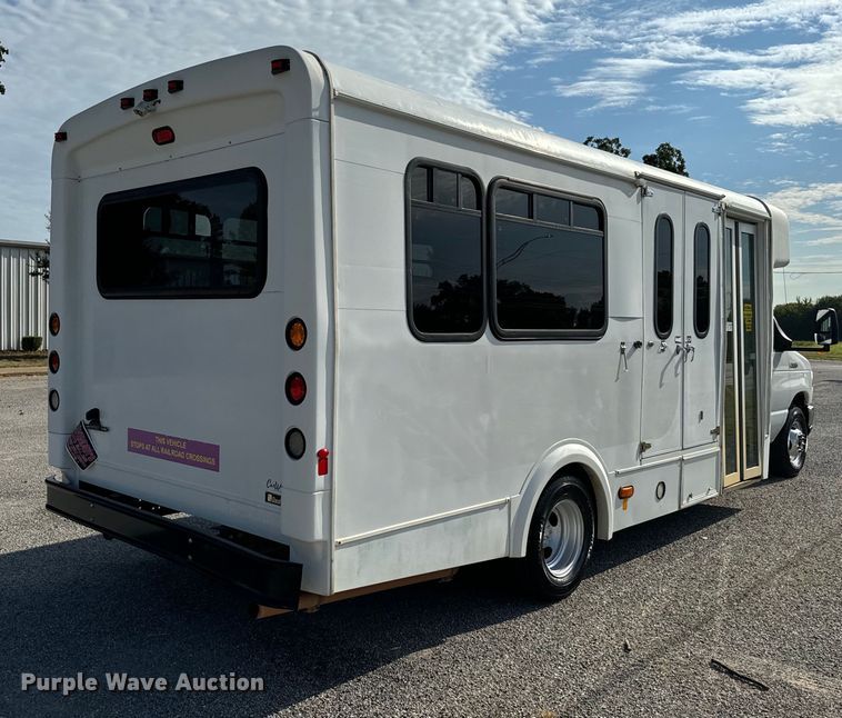 image for item IE9034 2013 Ford Econoline E450 shuttle bus