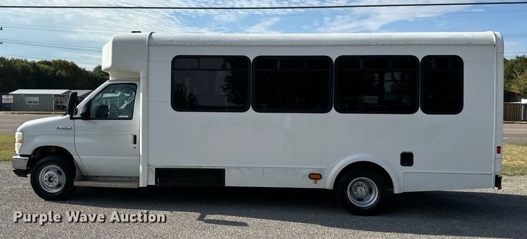 image for item IE9034 2013 Ford Econoline E450 shuttle bus