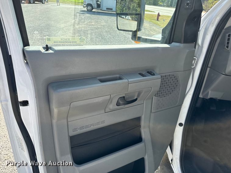 image for item IE9034 2013 Ford Econoline E450 shuttle bus