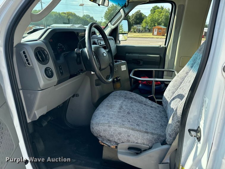 image for item IE9034 2013 Ford Econoline E450 shuttle bus