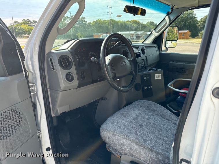 image for item IE9034 2013 Ford Econoline E450 shuttle bus