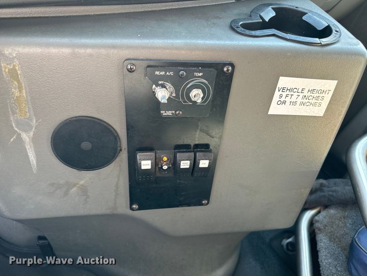 image for item IE9034 2013 Ford Econoline E450 shuttle bus